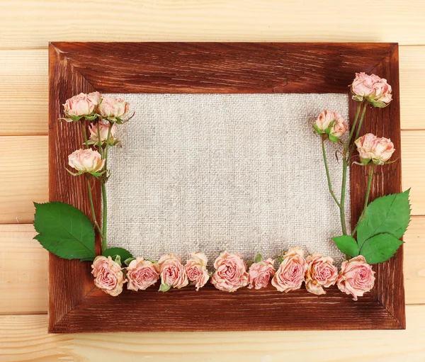 Cornice di bellissimi fiori secchi con cornice su sfondo in legno — Foto Stock