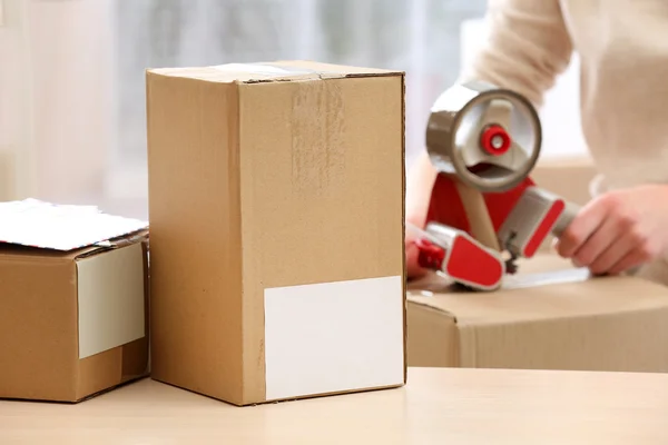 Frau packt Paket in Poststelle — Stockfoto