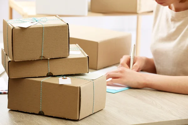 Femme travaillant dans le bureau de poste — Photo