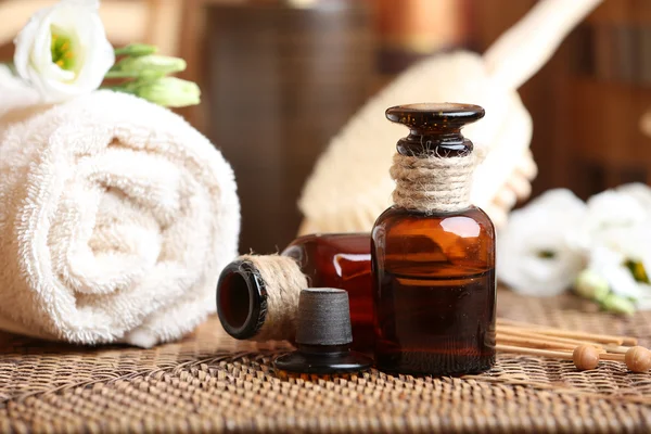 Hermosa composición de spa con aceite de aroma en la mesa de cerca —  Fotos de Stock