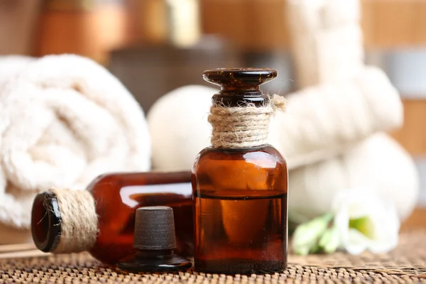 Hermosa composición de spa con aceite de aroma en la mesa de cerca — Foto de Stock