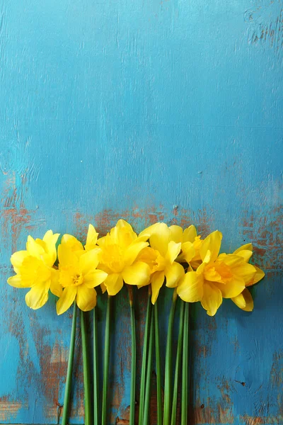 Beautiful bouquet of yellow daffodils on wooden background — Stock Photo, Image