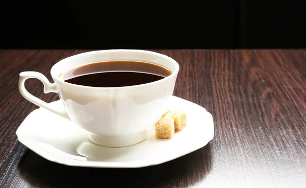 Tasse de café avec sucre en morceaux — Photo