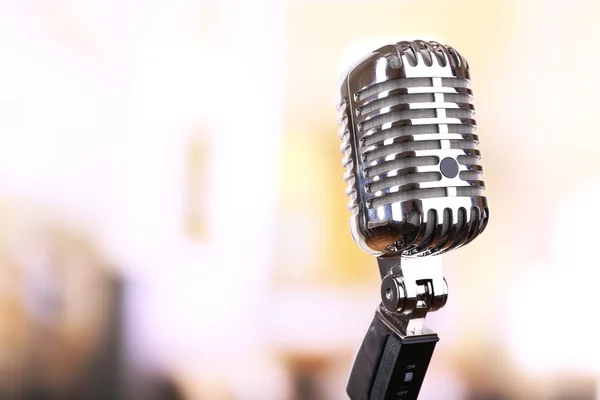 Parlak arka plan bulanık Retro mikrofon — Stok fotoğraf