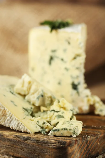 Μπλε τυρί σε ξύλινο κοπή του σκάφους — Φωτογραφία Αρχείου