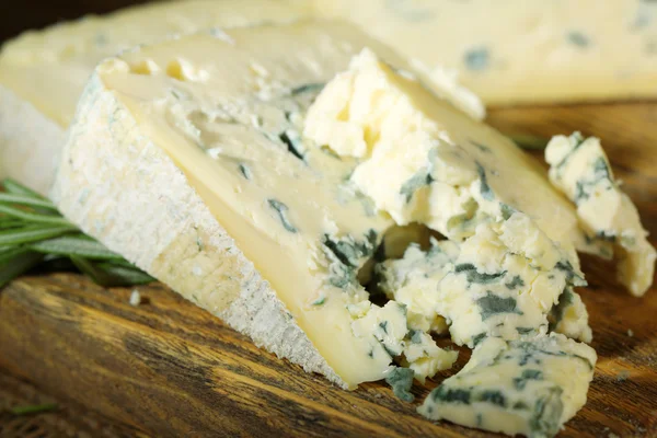 Mavi peynir ahşap kesme tahtası üzerinde — Stok fotoğraf