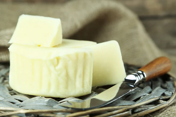 Сыр на плетеном подносе — стоковое фото