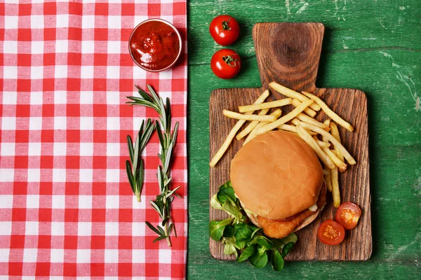 Hamburger, french fries and vegetables — Stock Photo, Image