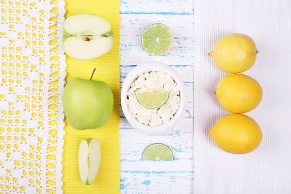 Manzanas, requesón y limones con vista a la mesa de madera — Foto de Stock