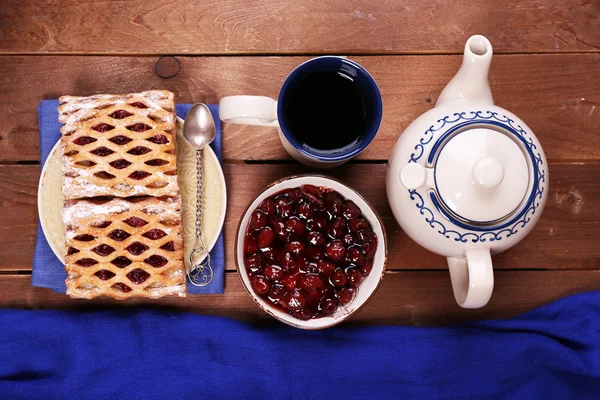 Pečení, čaj a jam na dřevěný stůl pohled shora — Stock fotografie