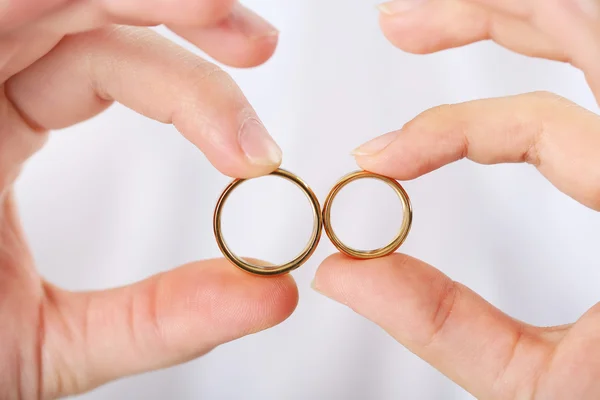 Mujer y hombre sosteniendo anillos de boda — Foto de Stock