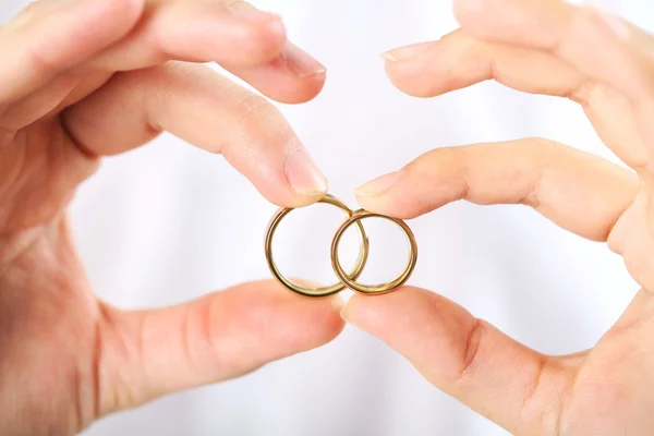 Mujer y hombre sosteniendo anillos de boda — Foto de Stock