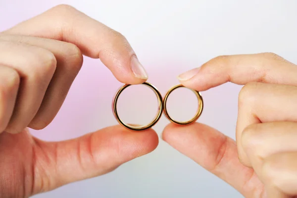 Mulher e homem segurando anéis de casamento — Fotografia de Stock