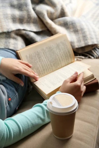 Jovem mulher leitura livro — Fotografia de Stock