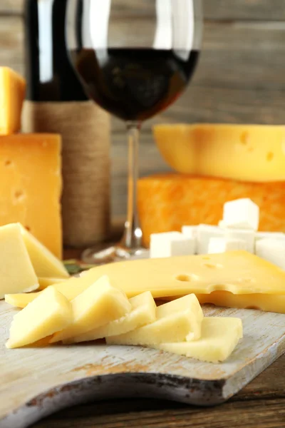 Verschillende soorten kaas met wijn op tafel close-up — Stockfoto