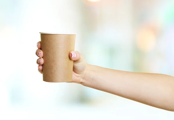 Жіноча рука з паперовою чашкою — стокове фото