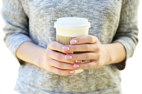 Mains féminines avec tasse en papier de café à l'extérieur, gros plan — Photo