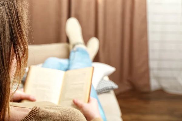 Woman reading book — Stock Photo, Image