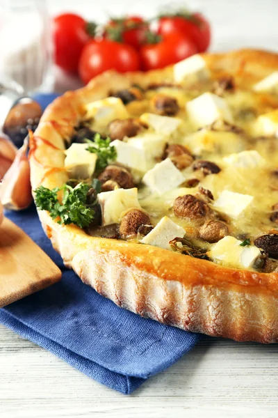 Kaas pie met champignons, kruiden — Stockfoto