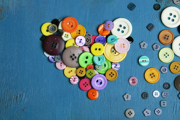 Botones de costura corazón sobre fondo de madera — Foto de Stock