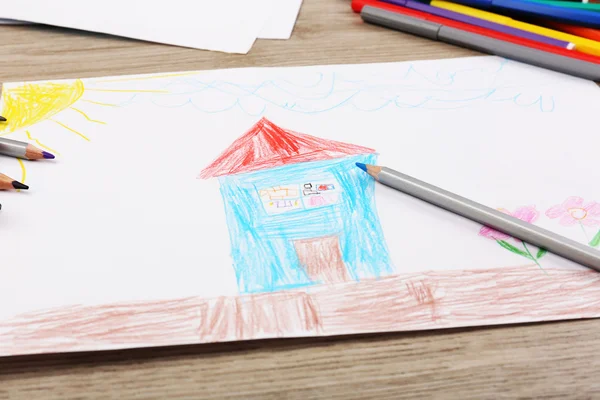 Niños dibujando en hoja blanca de papel con lápices de colores y marcadores en la mesa de madera, primer plano —  Fotos de Stock
