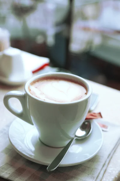 Tazza di cappuccino sul tavolo nel caffè — Foto Stock