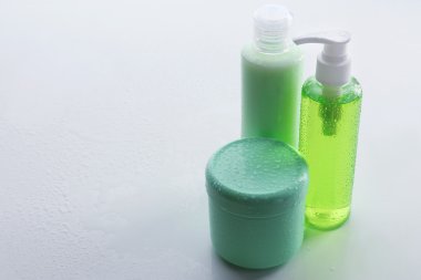 Beyaz üzerine izole edilmiş kozmetik şişeler