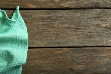 Tahta masadaki peçete.