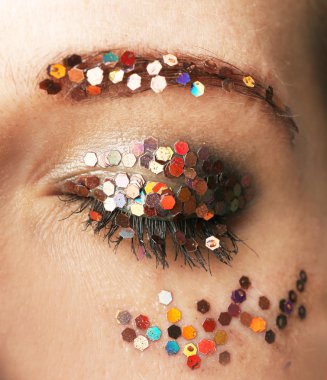 Süslü glitter makyaj, makro görünümü ile kadın göz