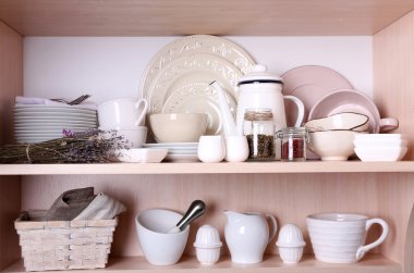Raflarda sofra ve mutfak eşyaları