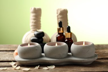 Yeşil zemin üzerine ahşap masa güzel spa kompozisyonu