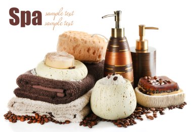 Kozmetik Şişeler, sabun ve havlu, beyaz izole bileşimi