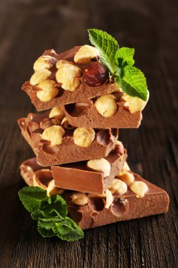 Yığın üzerinde ahşap masa, closeup Fındıklı çikolata
