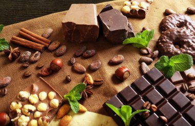 çikolata nane, baharat ve tablo, closeup kahve çekirdekleri ile
