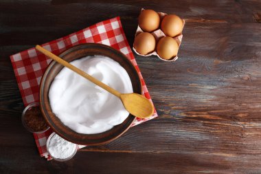 Ahşap masa, üstten görünüm yumurta akı ve diğer malzemeler için krem şanti