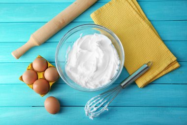 Ahşap masa, üstten görünüm yumurta akı için krem şanti