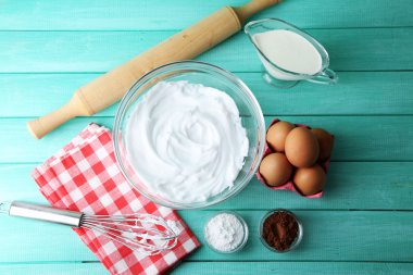 Ahşap masa, üstten görünüm yumurta akı için krem şanti