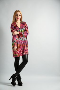 Etkileyici genç model gri arka plan üzerinde