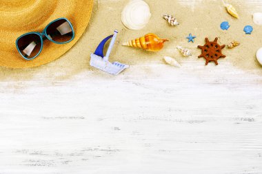 Tahta arka planda seyahat aksesuarları