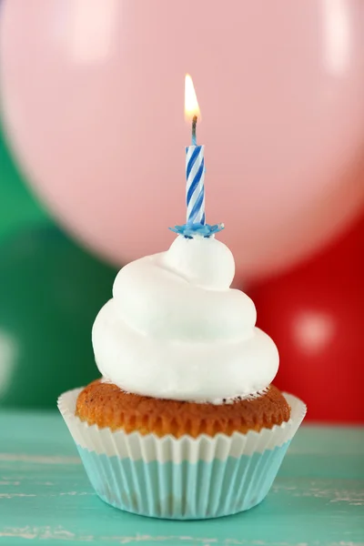 Läckra födelsedag cupcake på bordet på ljus bakgrund — Stockfoto