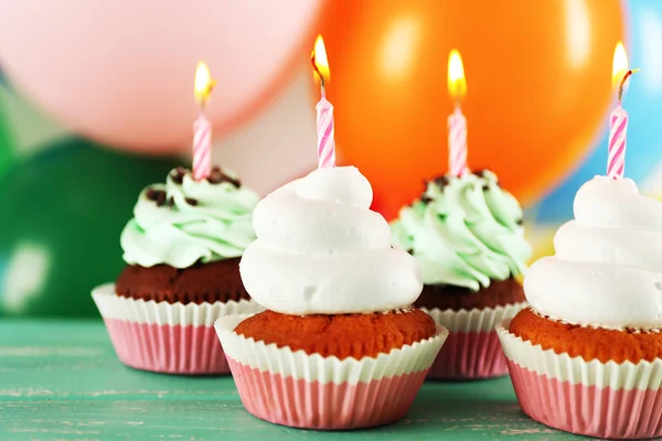 Deliziosi cupcake di compleanno sul tavolo su sfondo luminoso — Foto Stock