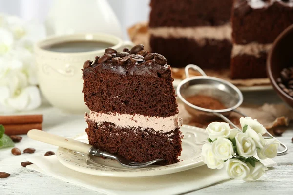 Delicioso pastel de chocolate en la mesa sobre fondo claro —  Fotos de Stock
