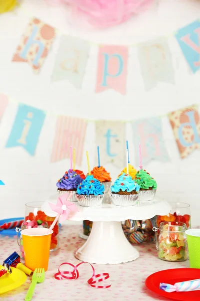 Tavolo di compleanno preparato con dolci per la festa dei bambini — Foto Stock