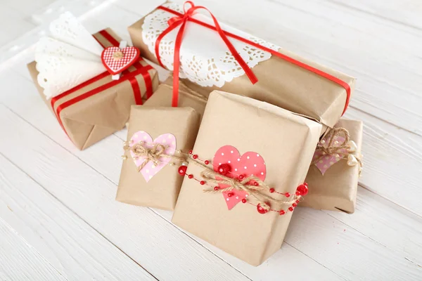 Bellissime scatole regalo su sfondo in legno. Concetto San Valentino — Foto Stock