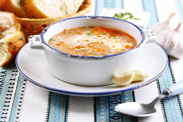 Ukrainian beetroot soup - borscht, on blue napkin, on wooden background — Stock Photo, Image