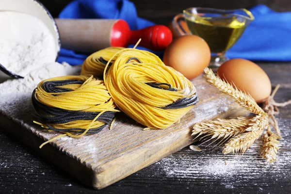 Natureza morta de preparar macarrão em fundo de madeira rústica — Fotografia de Stock