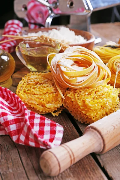 Stilleben av förbereda pasta på rustika trä bakgrund — Stockfoto