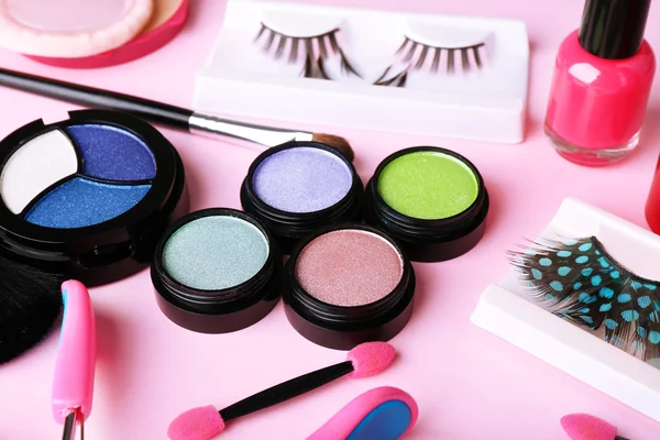 Zestaw kosmetyków dekoracyjnych na jasnym tle kolorowe — Zdjęcie stockowe