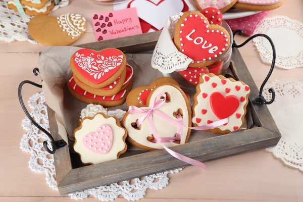 Herzförmige Plätzchen zum Valentinstag auf Tablett, auf farbigem Holzhintergrund — Stockfoto