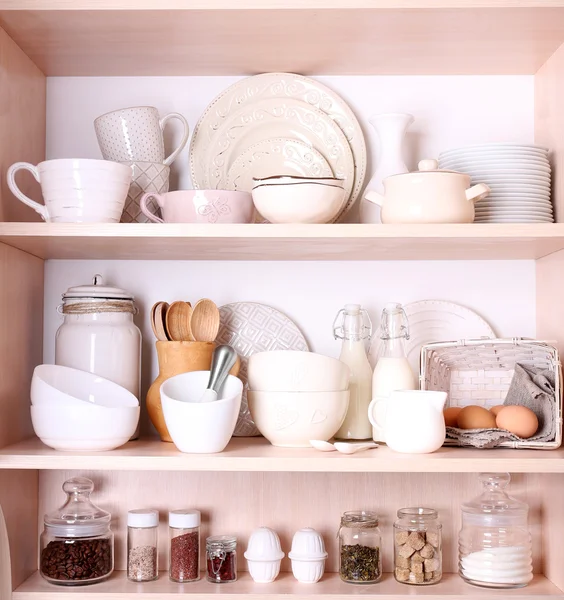 台所用品や食器棚の上 — ストック写真